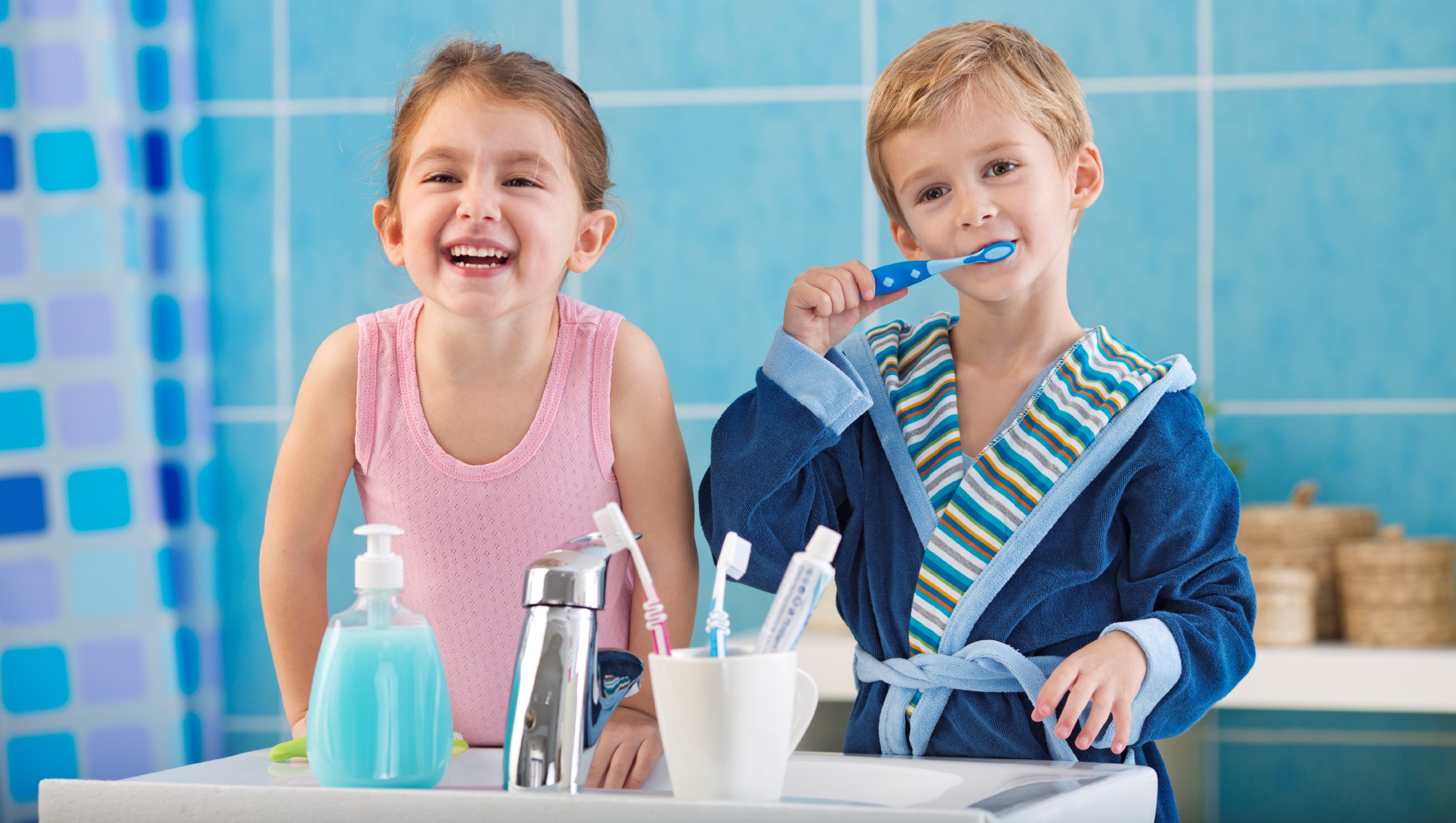 Kiat Merawat Kesehatan Gigi Anak gigi anak sehat Tertelan Obat Kumur